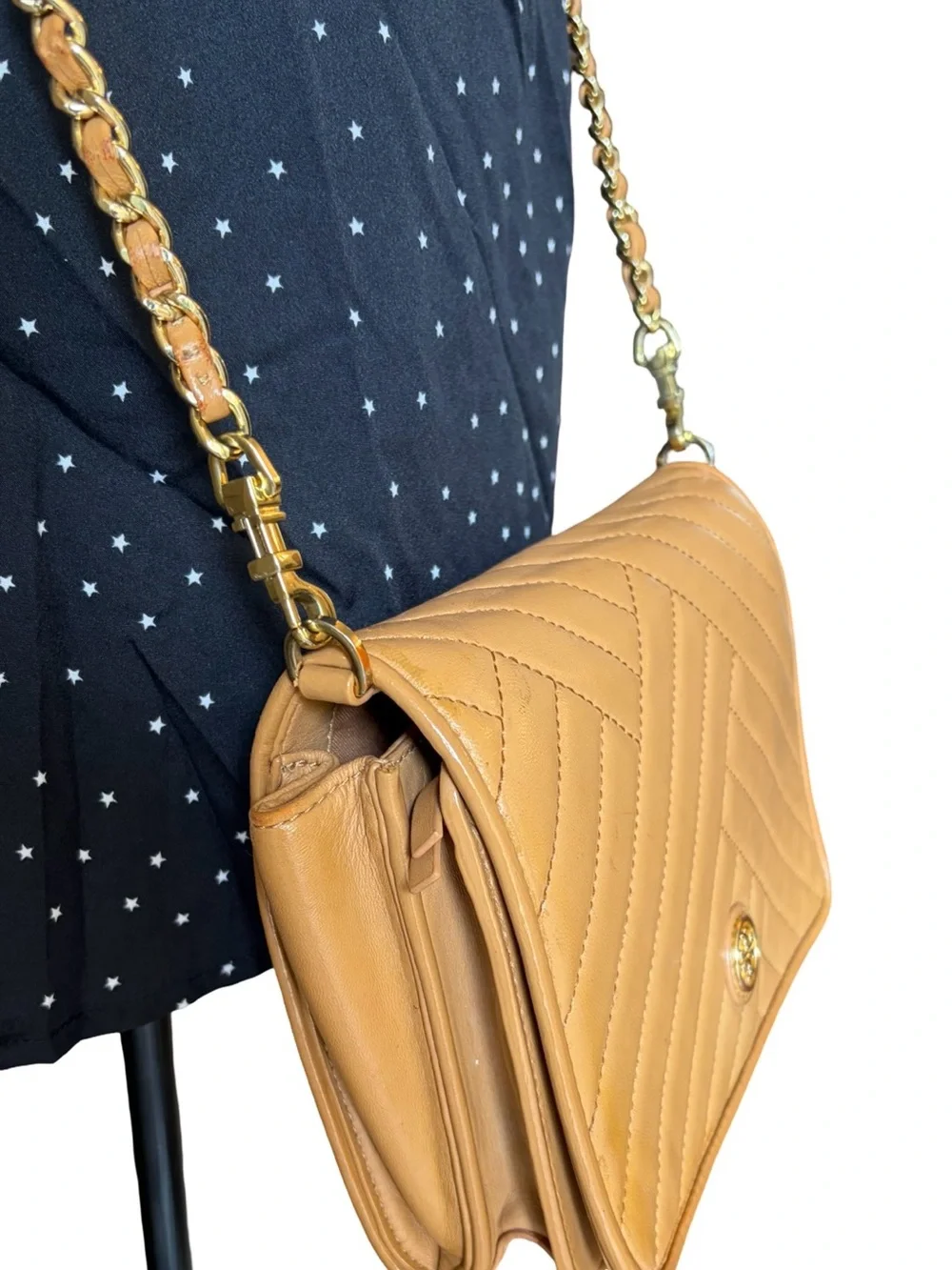 Tory Burch Alexa Crossbody Bag Quilted Chevron Tan Leather $428 Retail Gold Logo